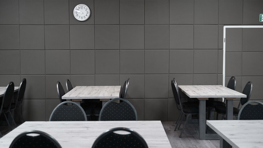 Absorbants acoustiques carrés SMOOD pour l'isolation acoustique d'une cantine
