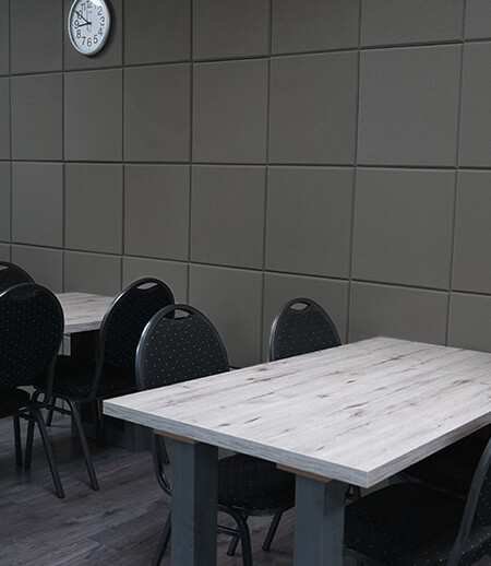 Absorbants acoustiques carrés SMOOD pour l'isolation acoustique d'une cantine