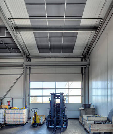 absorbeur de son Flex IND au plafond d'une salle