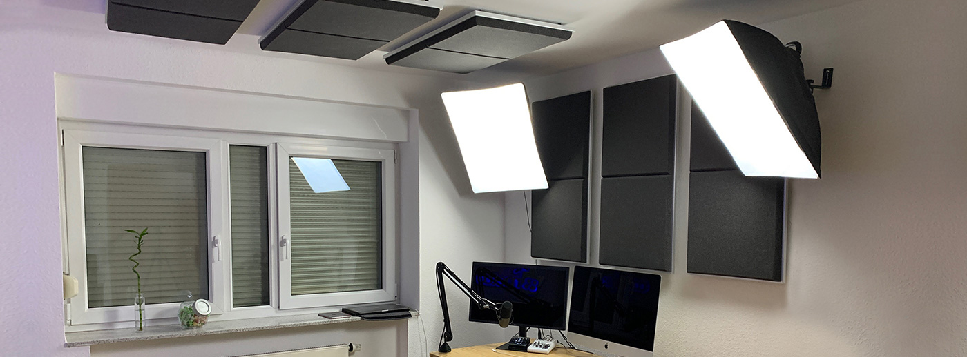 Absorbeurs de son carrés SMOOD sur les murs et le plafond d'un studio d'enregistrement